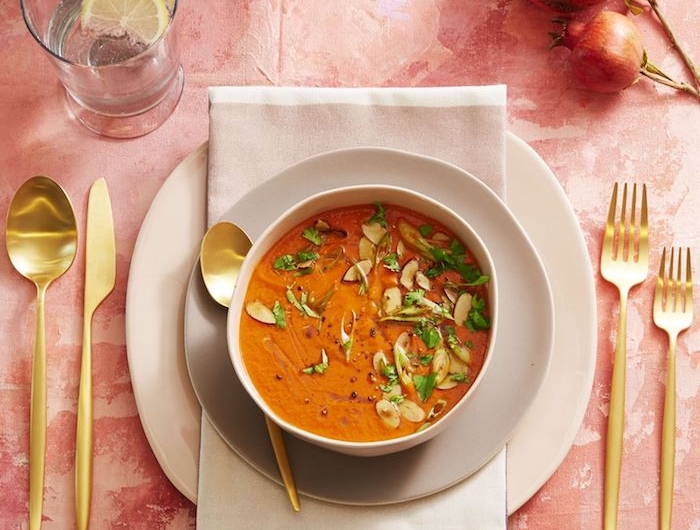idee originale de comment servir soupe des carottes avec des service d orees et une pomegranate de decoration