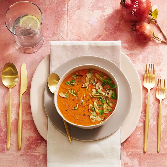 idee originale de comment servir soupe des carottes avec des service d orees et une pomegranate de decoration