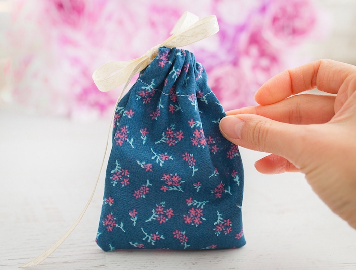 idée cadeau couture petite sacoche en tissu cousue avec elastique idée de sac cadeau diy