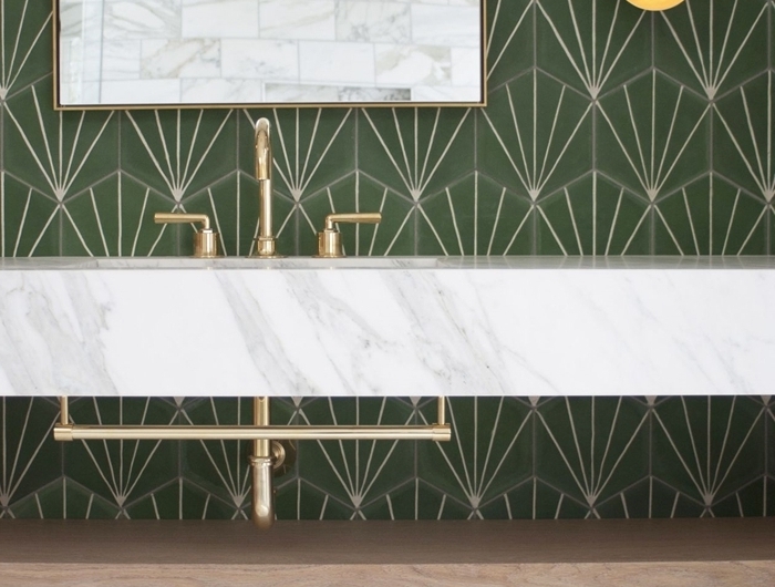 idée carrelage salle de bain moderne revêtement de sol dalles marbre blanc rangement sous lavabo étagère bois robinet laiton