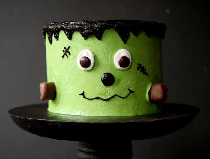 idée gateau monstre halloween pour enfant glaçage colorant alimentaire vert chocolat fondu yeux monstre chocolat