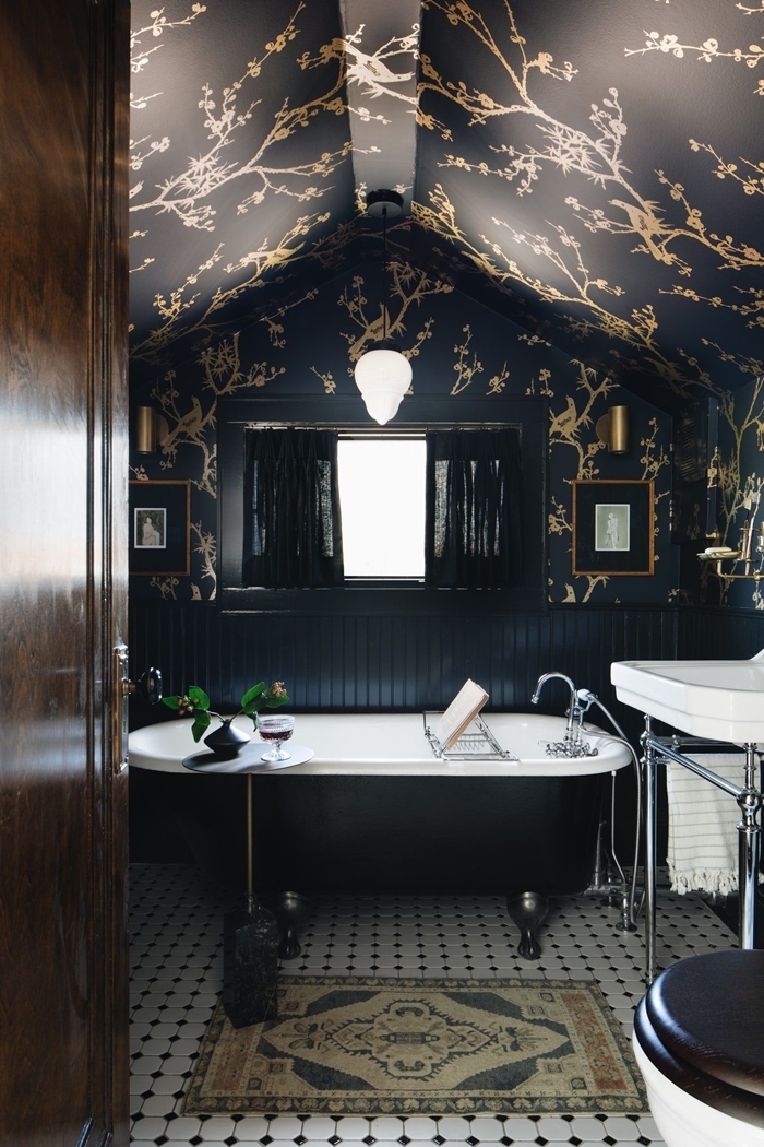 idée salle de bain moderne mur foncé papier peint salle de bain tendance noire feuilles dorées baignoire sur pieds dorés
