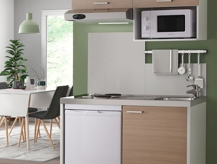 kitchenette pour studio décoration cuisine peinture murale verte meubles haut bois clair salle à manger blanc et noir mat