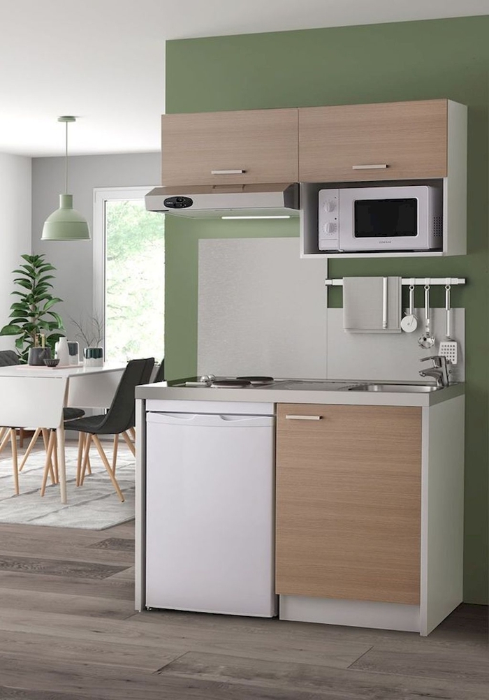 kitchenette pour studio décoration cuisine peinture murale verte meubles haut bois clair salle à manger blanc et noir mat