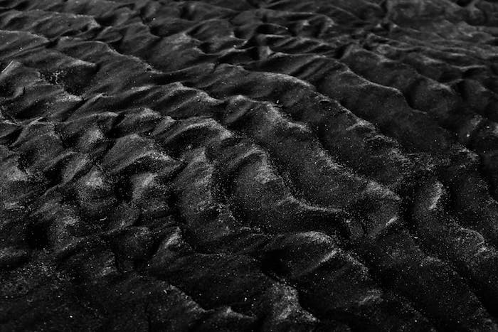 le sable a la plage le fond de la mer esthetique en noir et blanc fond d ecran style