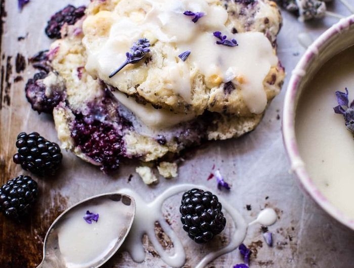 loisir creatif adulte cuisiner avec de la lavande et des mures servie avec un the au lait