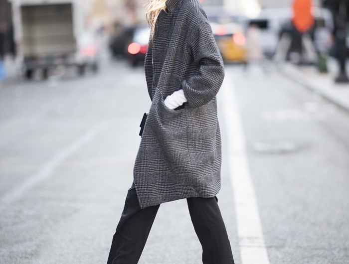 look parisienne béret noir chaussures talons noirs bottes manteau gris motifs pieds de poules couleurs femme classe