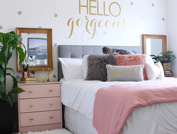 luxe chambre ado fille meuble de chevet rose pastel cadre photo doré stickers muraux dots gris tapis moelleux blanc