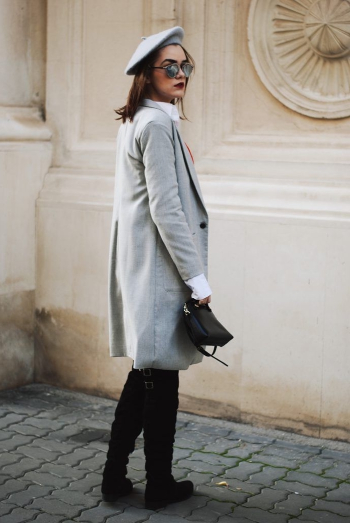 manteau long gris boutons noirs bérét gris lunetts de soleil miroir sac à main cuir noir style parisienne cuissardes velours