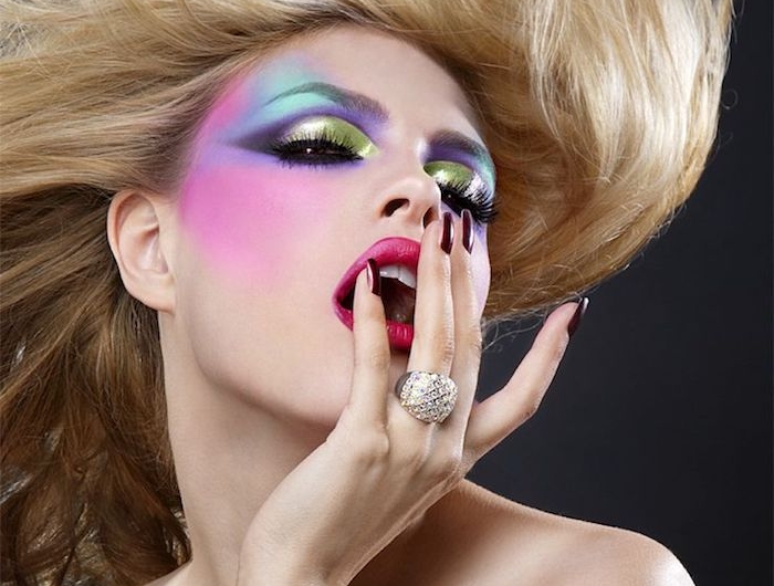 maquillage des années 80 des couleurs frappants une femmes avec une bague extravagante et ongles rouges