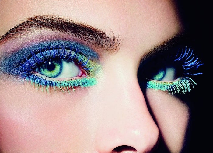 maquillage disco avec de la mascara neon et des lentilles de contact vertes halloween inspo collection chanel 2013