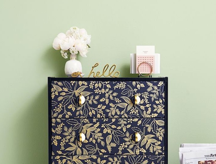 mauble scandinave ikea idee de customiser avec du papier peint commode en bois noir avec des ornaments en or