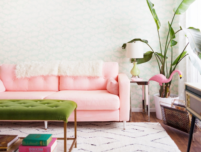 meuble ikea salon un canape retapisse en tissu rose pred d une grande palnte verte