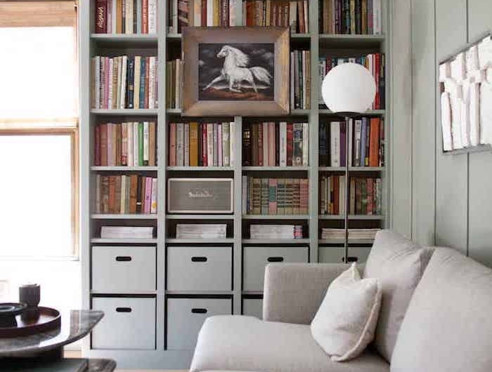 meuble scandinave ikea une etagere avec des livre idee d amenagement de la salle de sejour