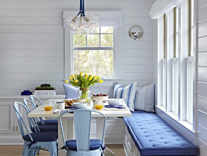 meubles de cuisine et de salle a manger couleurs predominants bleu et blanc une table et quatre chaises