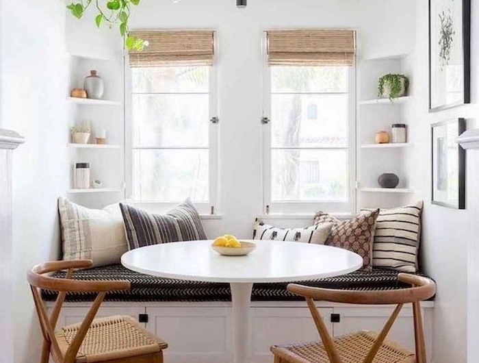 meubles de cuisine et de salle a manger petit coin de repas avec deux chaises en ratan et banc couvert de coussins