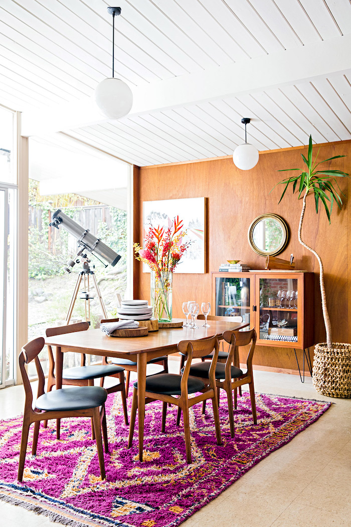 idée de coin repas salle à manger abec mobilier de bois sur tapis violet, mur d accent fauve