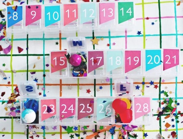 mini boites en plastique pour votre calendrier de l avent maternelle simple numéreauté avec des confettis et autres decorations festives