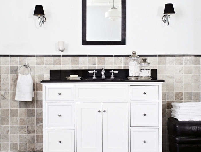 miroir cadre noir meuble lavabo blanches armoires comtpoir noir salle de bain art déco revêtement sol marbre noir