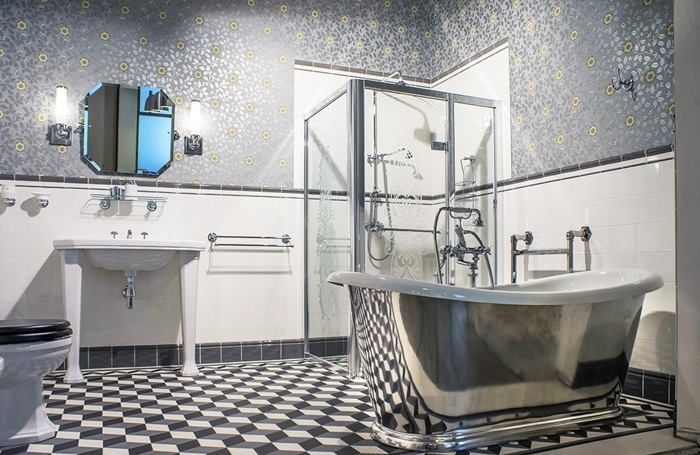 miroir carrelage art deco motits géométriques blanc et noir baignoire chrome robinet inox cabine douche papier peint