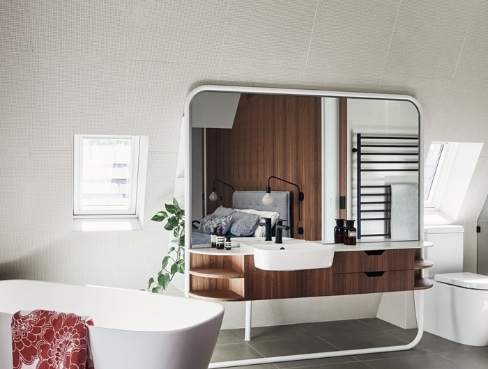 miroir design moderne carrelage gris baignoire autoportante chambre parentale avec salle de bain cuvette wc