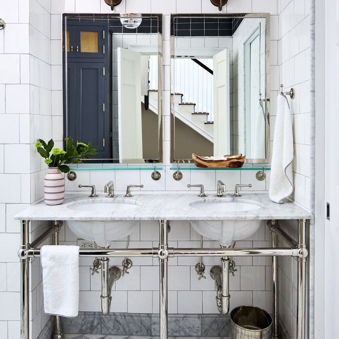 miroir vase blanc idee deco salle de bain évier marbre blanc et inox robinet carrelage salle de bain marbre gris