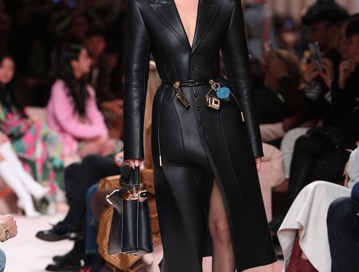 mode 2020 femme bella hadid pour fendi vetue en manteau et bottes de cuir mat cheveux en chignon