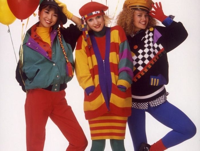 mode année 80 trois femmes en tenues multicolores avec des ballons halloween inspo