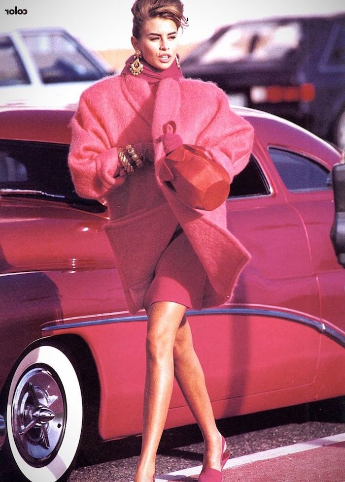 mode année 80 une femme en manteau rose sortant d une voiture rouge esthetique des 80s