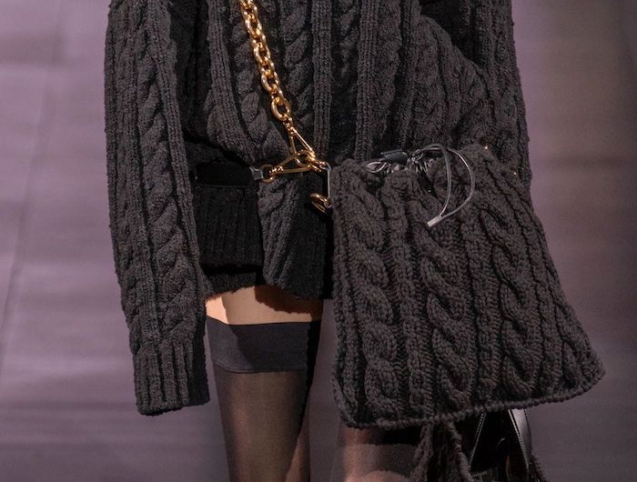 mode hiver 2021 femme en pull tricote avec des bottes a talons un sac tricote et lunettes a soleil