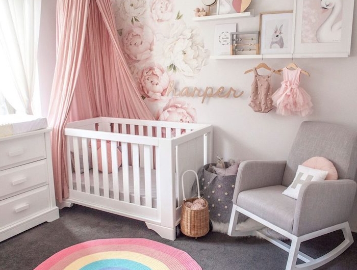modele de chambre bebe fille avec lit blanc ciel de lit rose tapis coloré sticker mural fleuri jouets enfant cocooning