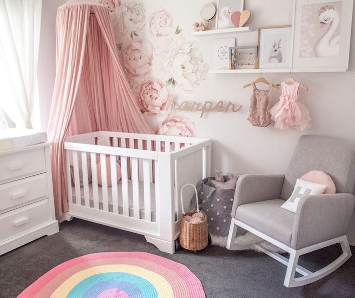 modele de chambre bebe fille avec lit blanc ciel de lit rose tapis coloré sticker mural fleuri jouets enfant cocooning
