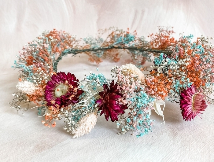 modèle de couronne de fleurs séchées fait maison avec fleurs automne création fleurie branches fil de fer