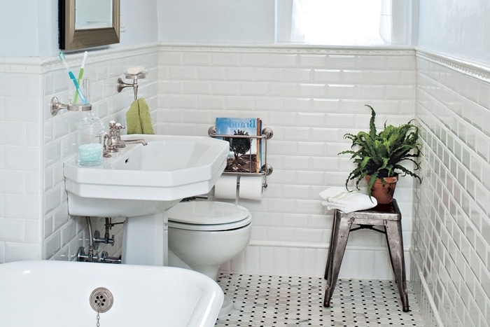motif art deco salle de bain traditionnelle carrelage blanc metro évier sur pieds tabouret métal cuvette wc baignoire
