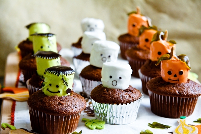 muffin au chocolat avec glaçage meringue monstre halloween colorant alimentaire chocolat fondu marqueur comestible