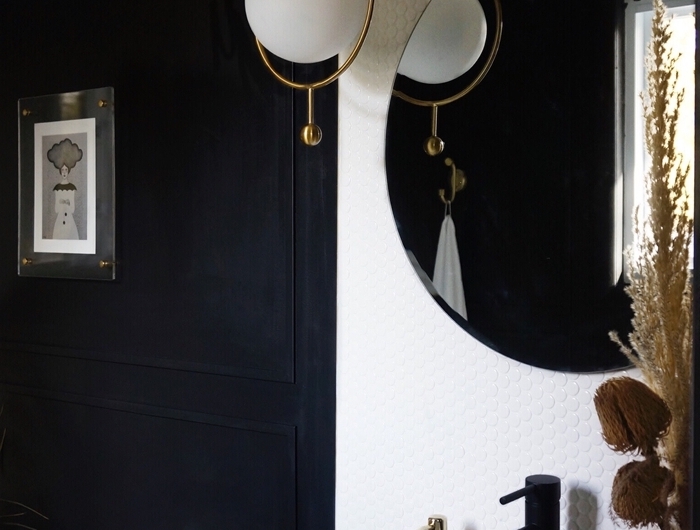 mur noir miroir rond accents laiton idée salle de bain moderne de style retro chic évier rond blanc robinet noir mat