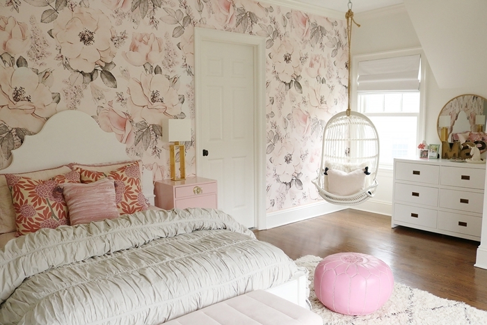 papier peint motifs grosse fleur table de chevet rose pâle lampe de chevet design blanc et or tapisserie chambre ado