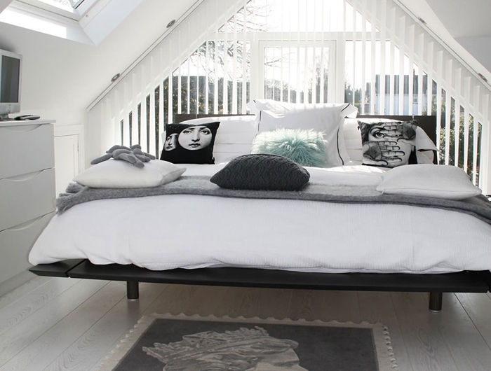 parental chambre cocooning style scandinave parquet bois blanc commode blanche cadre de lit noir couverture grise