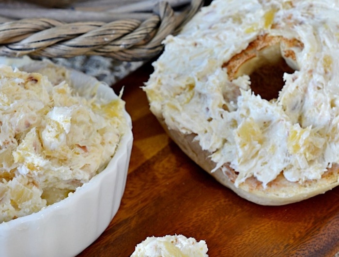 pate a tartiner maison fait de frommage creme ananas et du coco dans un bol servi avec des bagels