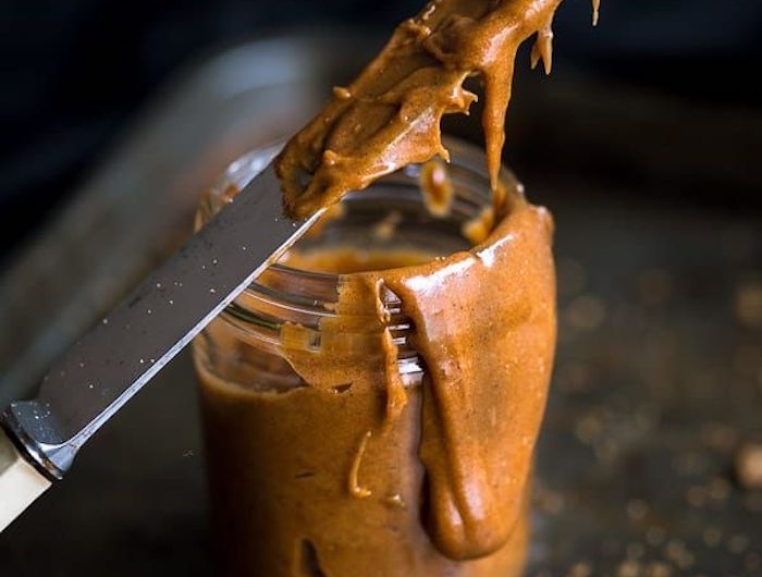 pate a tartiner sucre speculoos a la base de biscoff et leit evapore rempli dans un pot servi avec un couteau