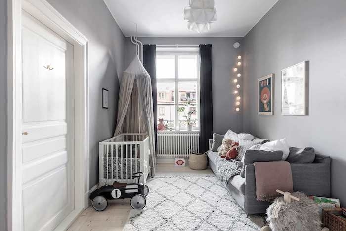 peinture chambre grise lit bébé blanc canapé gris tapis cocooning shaggy deco guirlande boule lumineuse deco coussins blanc et gris