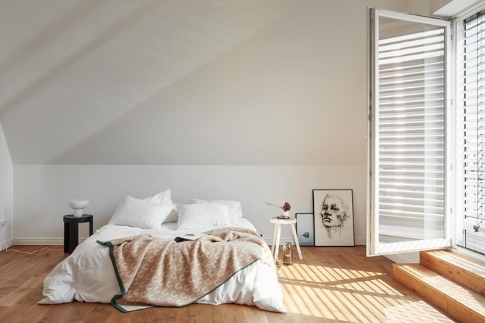 peinture chambre mansardée beige et blanc revêtement de sol parquet bois clair déco minimaliste design épuré meubles bois