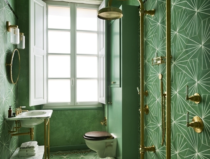 peinture effet sablé vert foncé carrelage art deco douche laiton cuvette wc suspendue applique murale verre et laiton