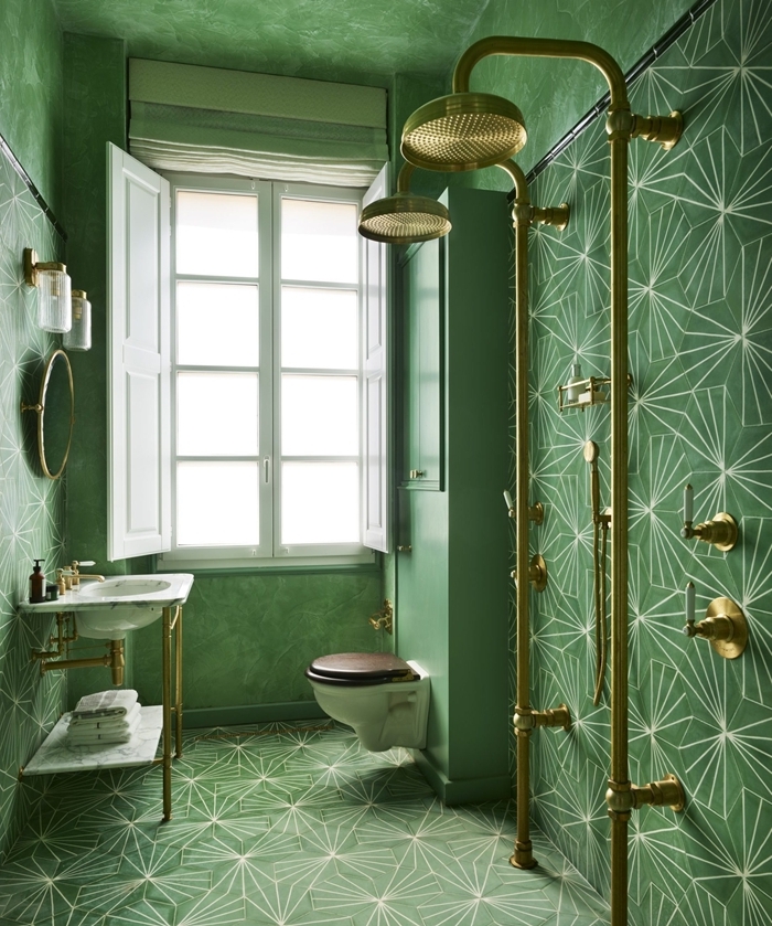 peinture effet sablé vert foncé carrelage art deco douche laiton cuvette wc suspendue applique murale verre et laiton
