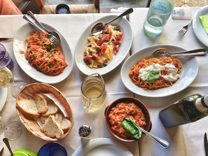 petit dejeuner brunch des pates aux tomates basil et du pain idee de menu pour un brunch