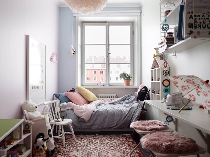 petit espace bureau mur blanc chaise housse rose poudré chambre pour ado fille cocooning peinture bleu pastel