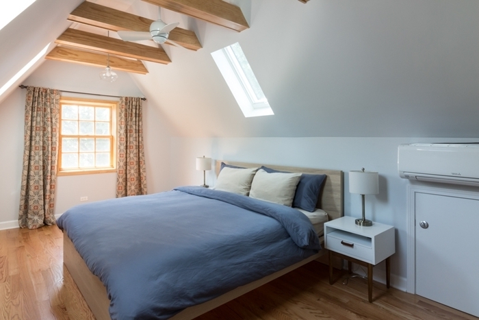 petite chambre parentale deco sous plafond poutres bois clair apparentes ventilateur de plafond parquet bois clair