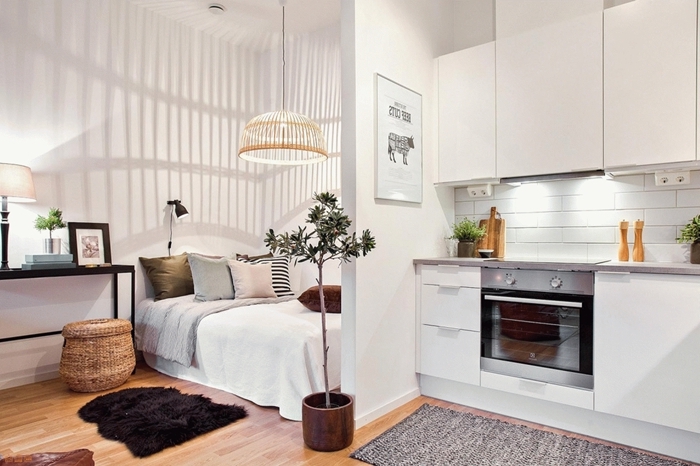petite cuisine aménagée style minimaliste crédence carrelage blanc plan de travail gris clair meubles haut cuisine sans poignées