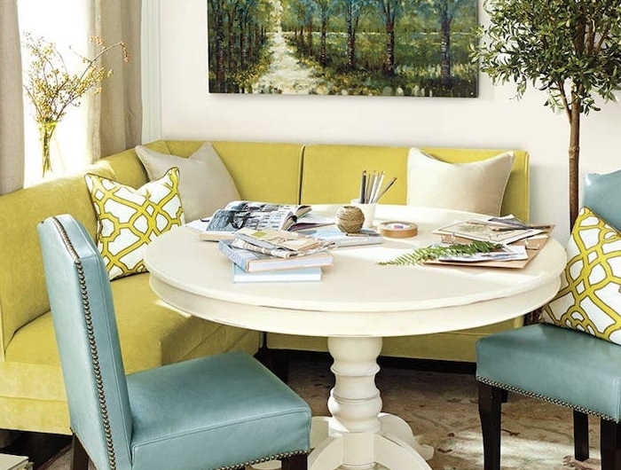 petite table de cuisine entouree de deux chaises turquoises et un canape citron idee d amenagement