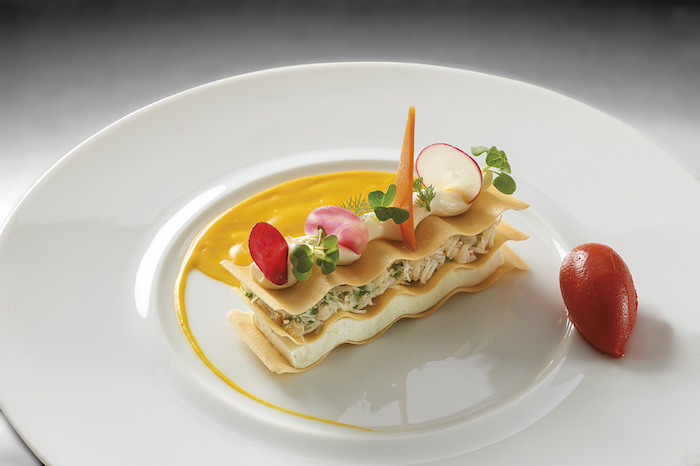 presentation foie gras sur assiette millefeuille de crabe garni de la sauce hollandaise un plat gourmet